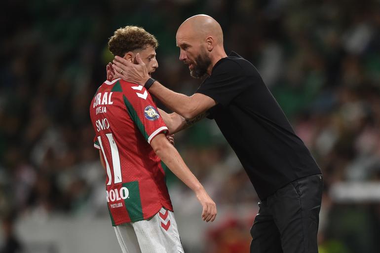 Van der Gaag dá indicações a Simo. Foto: Miguel Nunes (Sporting-Marítimo)