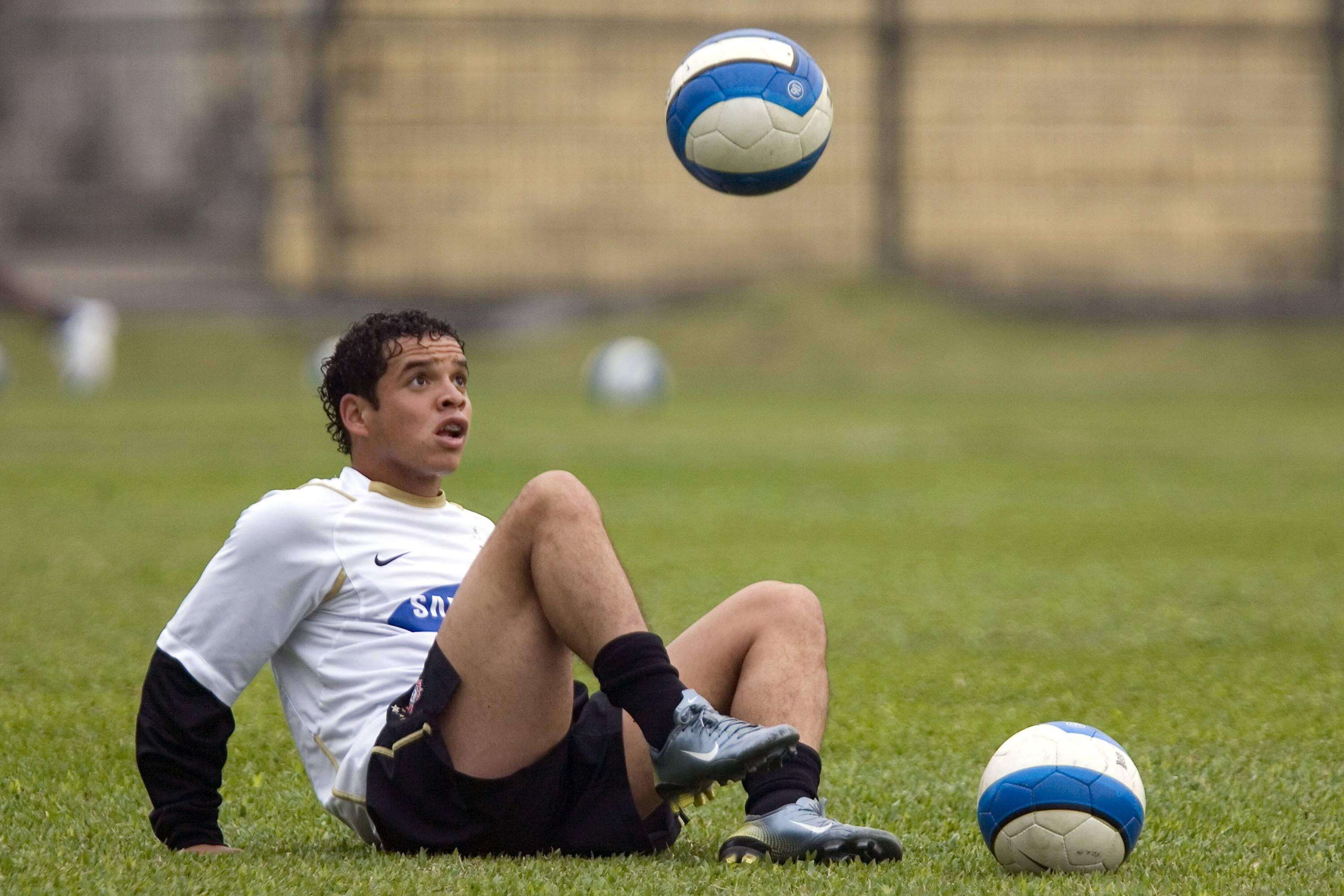 Lulinha — quase 300 golos na base do Corinthians e cláusula de 50 milhões aos 17 anos. Nunca vingou na Europa; rodou pelo futebol asiático e atua hoje em ligas periféricas na Indonésia