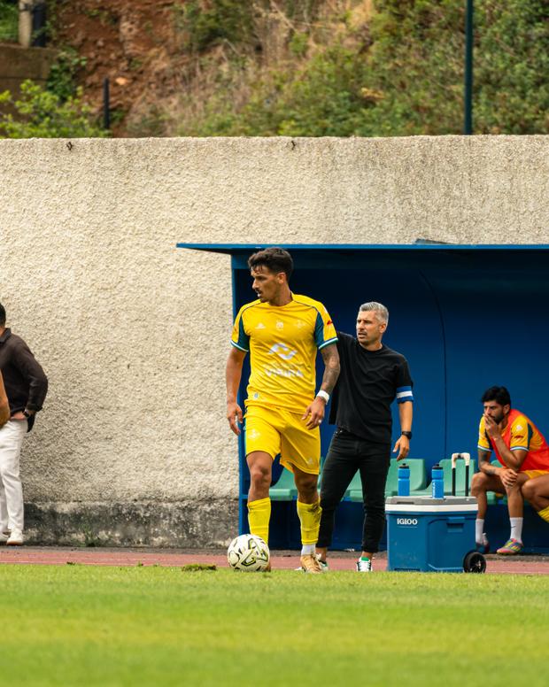 António Oliveira chegou ao comando do Machico no decorrer da época passada - Foto: Machico/Instagram