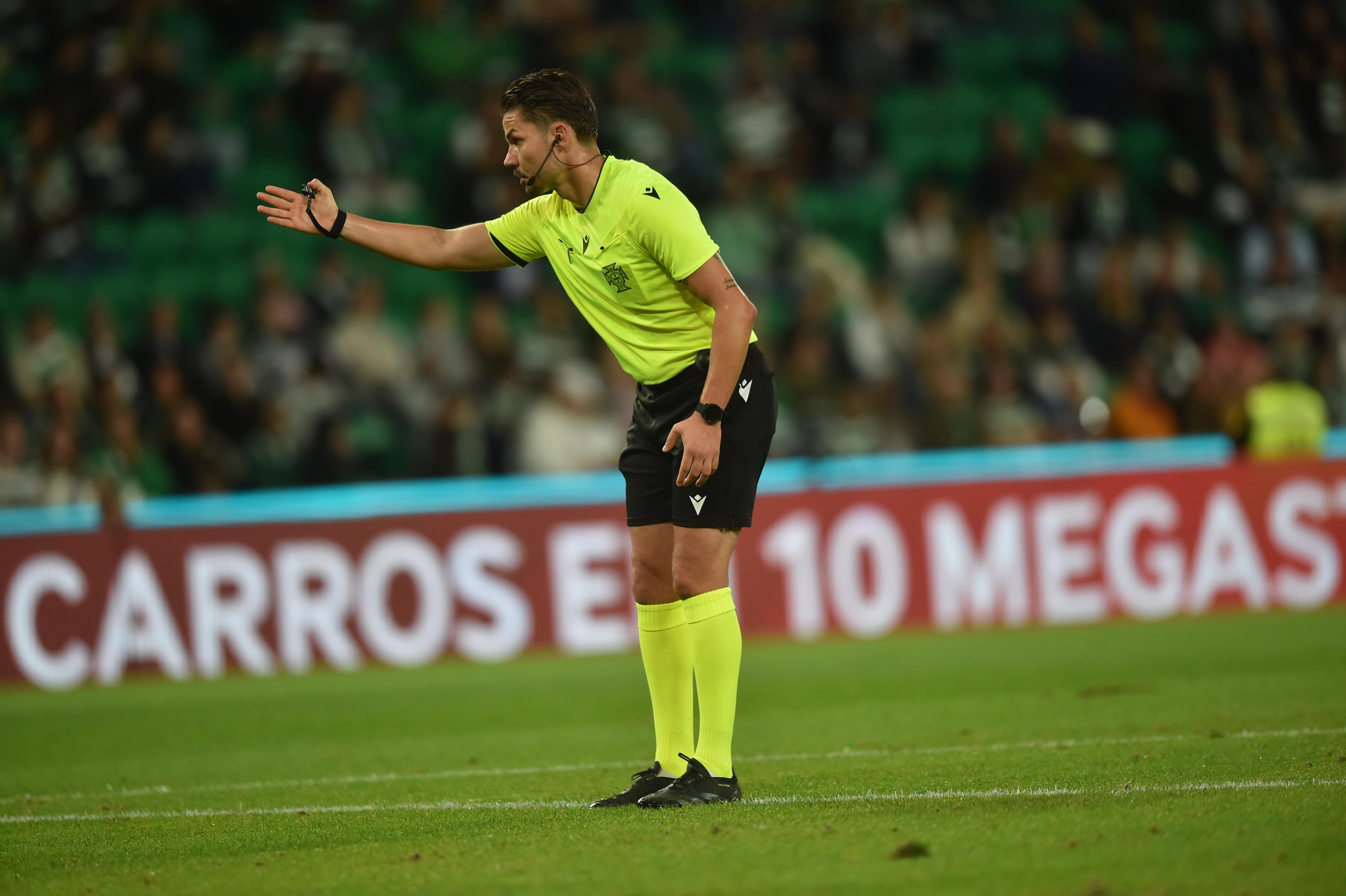 Iancu Vasilica foi o árbitro da partida. Foto: Miguel Nunes (Sporting-Marítimo)