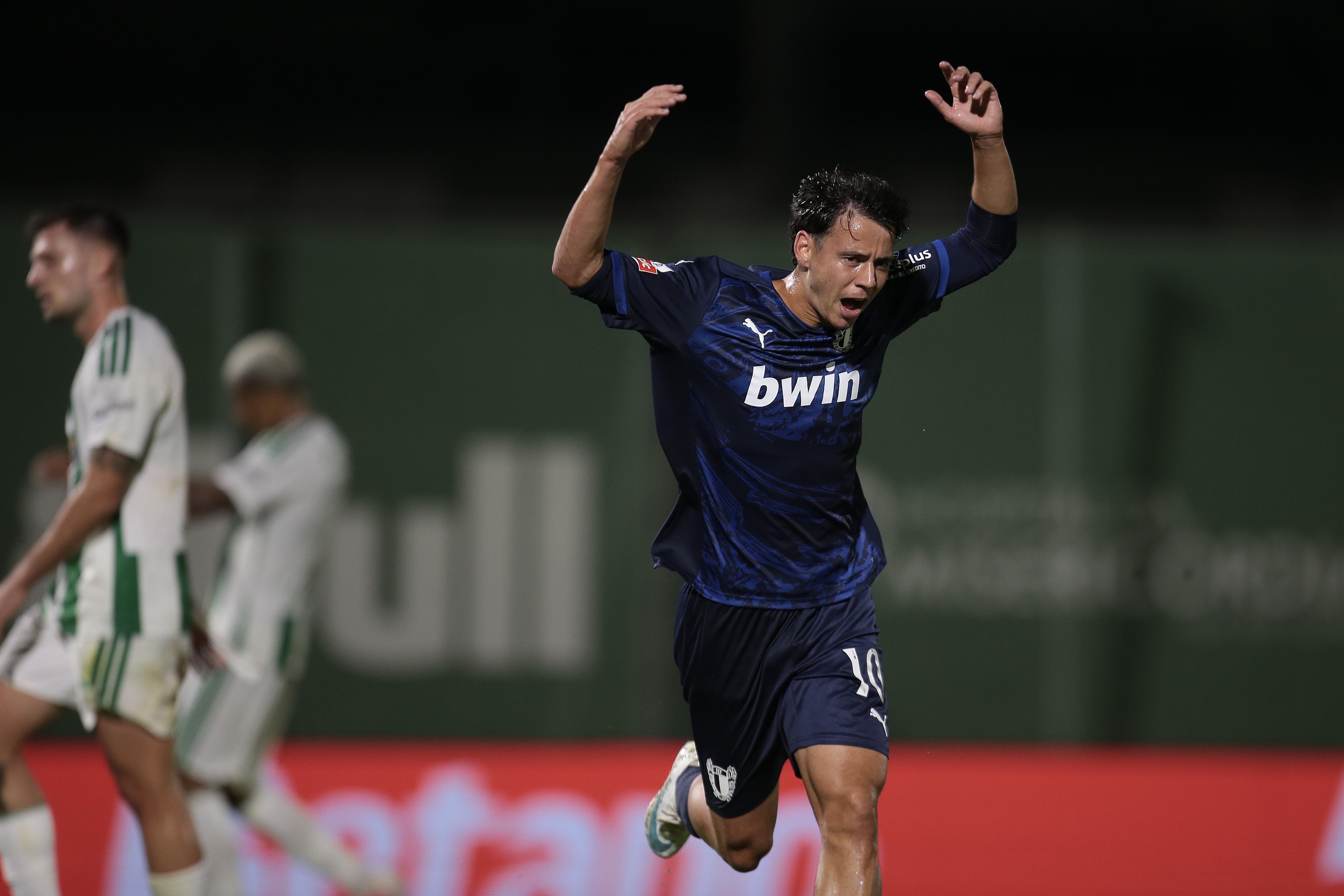 MÉDIO CENTRO: Pedro Santos, Famalicão - nota 8 (foto: MANUEL FERNANDO ARAÚJO/LUSA)