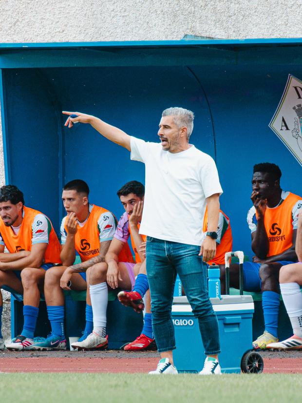 António Oliveira chegou ao comando do Machico no decorrer da época passada - Foto: Machico/Instagram