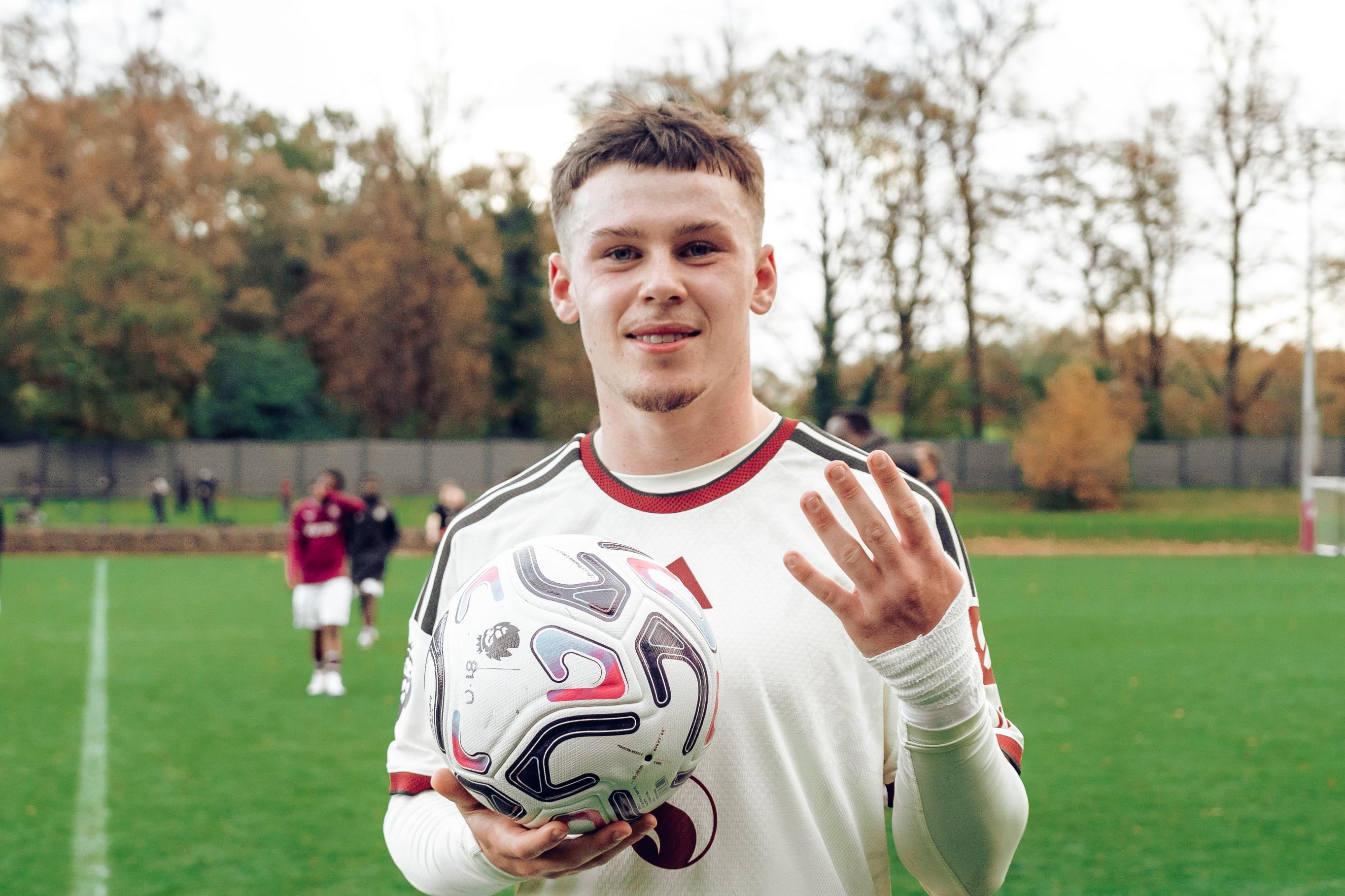 Kai Rooney, filho de Wayne Rooney, nos sub-18 do Manchester United - Foto: Man. United
