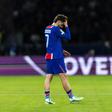 Khvicha Kvaratskhelia em dificuldades no PSG-Barcelona