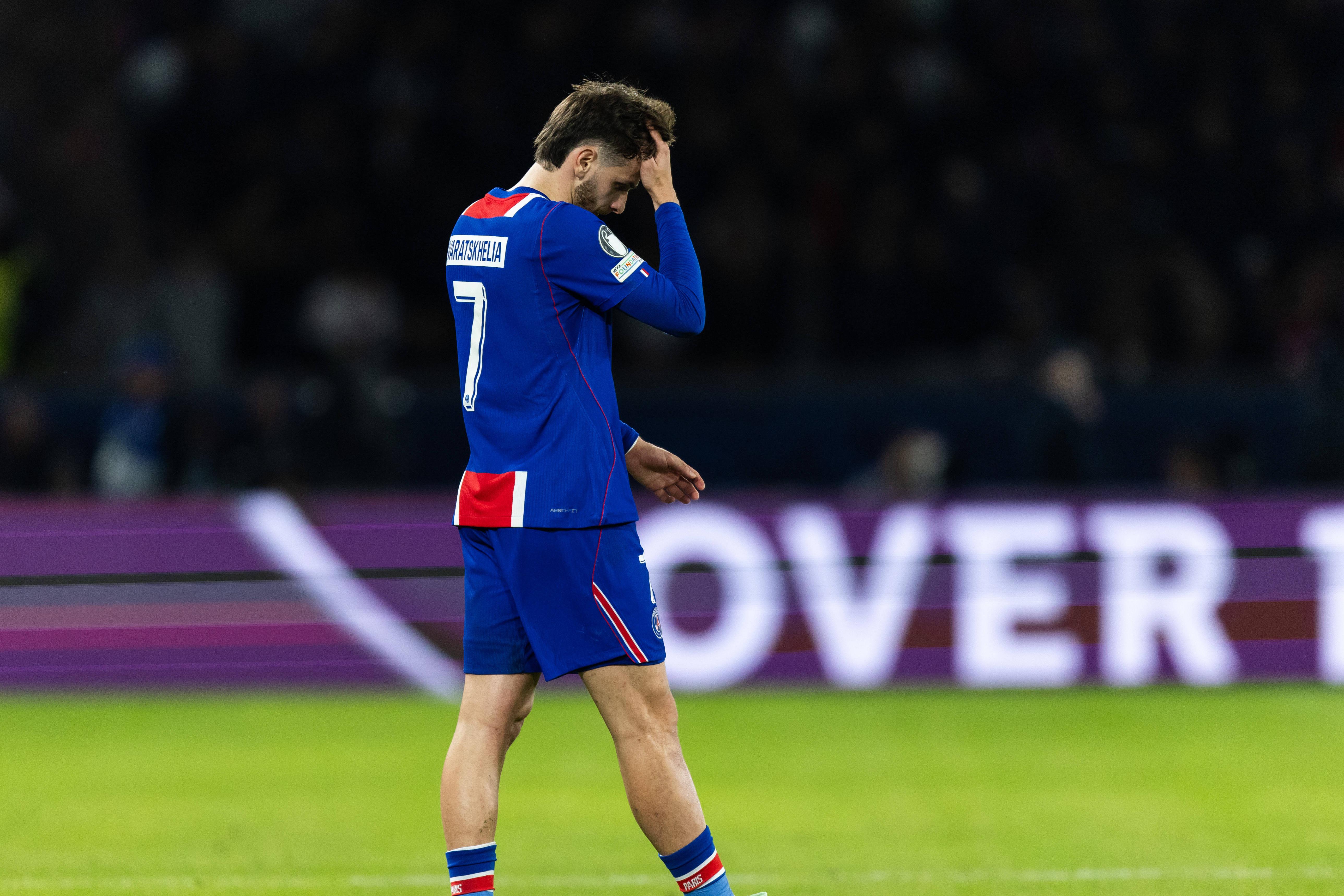 Khvicha Kvaratskhelia em dificuldades no PSG-Barcelona