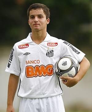 Jean Chera —  contratado pelo Santos aos 10 anos como herdeiro de Neymar e fenómeno no YouTube. Pulou de clube em clube, reformou-se antes dos 25 e dedica-se aos videojogos e desportos eletrónicos