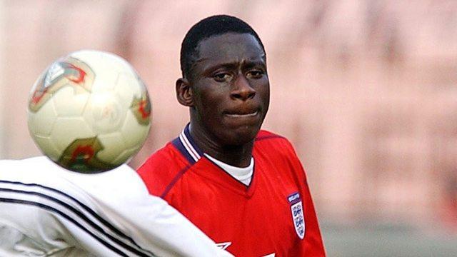 Cherno Samba — lenda de infância do jogo Championship Manager e prodígio em Inglaterra, retirou-se aos 29 anos devido a lesões e é hoje mentor de atletas e embaixador de causas sociais na Gâmbia e no Reino Unido