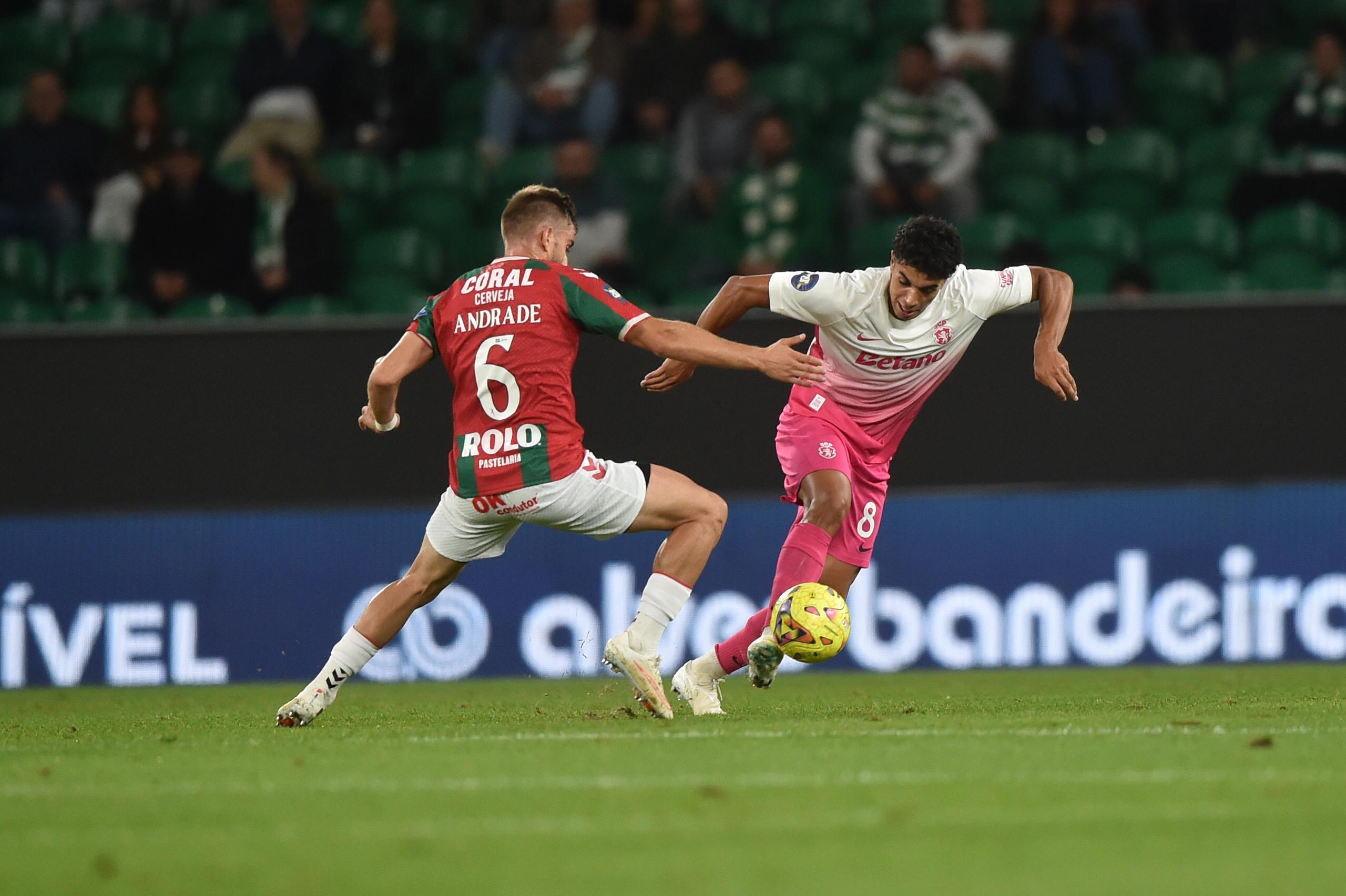 João Simões em duelo com Rodrigo Andrade. Foto: Miguel Nunes (Sporting-Marítimo)