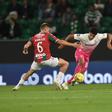 João Simões em duelo com Rodrigo Andrade. Foto: Miguel Nunes (Sporting-Marítimo)