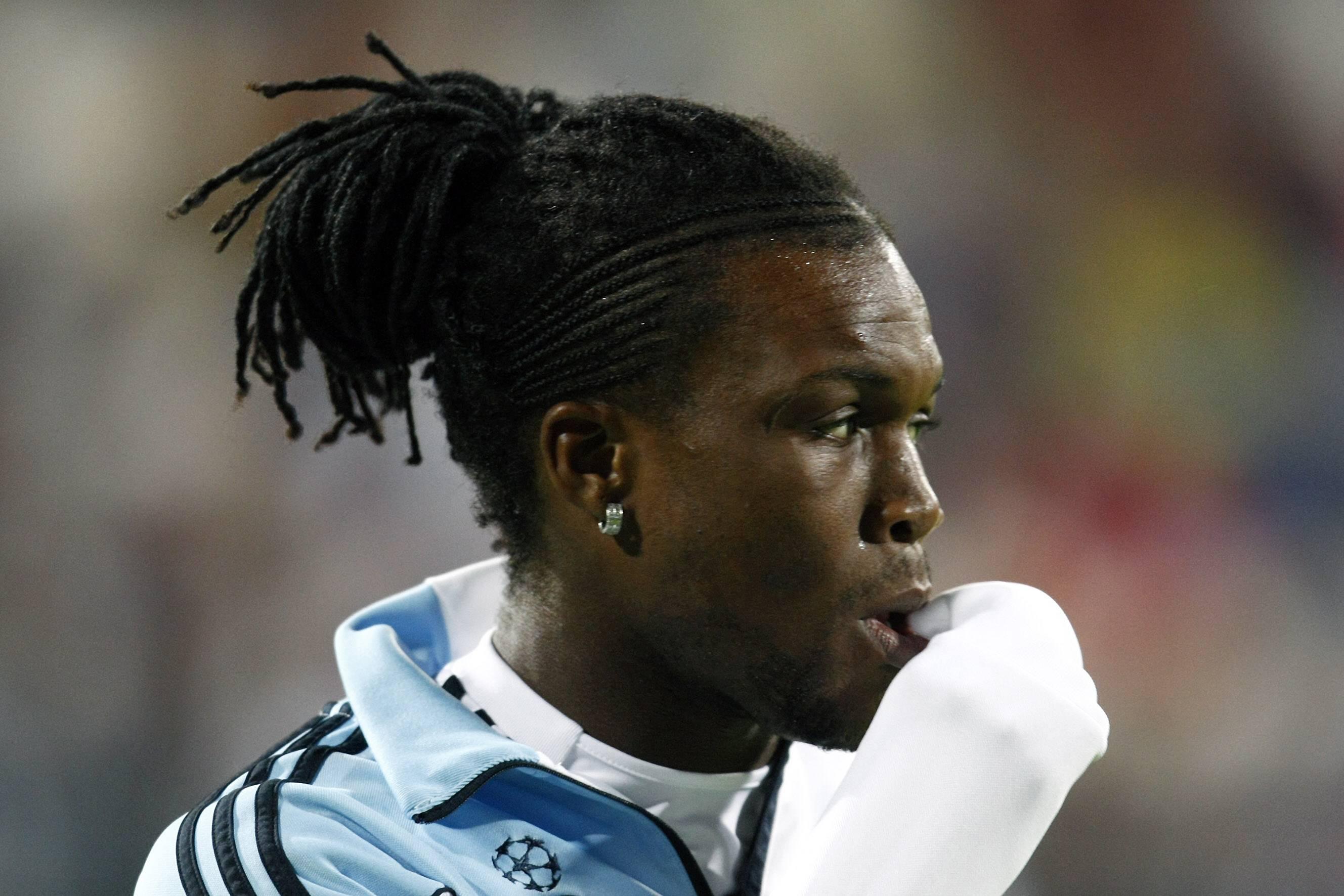 Royston Drenthe — melhor jogador do Euro Sub-21 e reforço galáctico do Real Madrid, foi engolido pela noite. Deixou o futebol de elite, formou-se em enfermagem hospitalar na Holanda e grava temas de rap