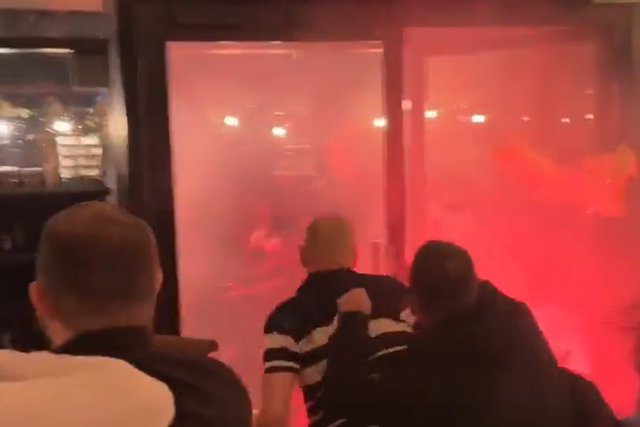 Vídeo: Adeptos do Newcastle atacados por ultras do PSG