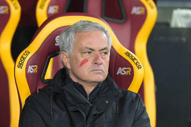 Mourinho festeja com apanha-bolas: «Felizmente não me apareceu um polícia...»