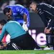 Jogador argentino assusta em campo após levar pontapé na cabeça