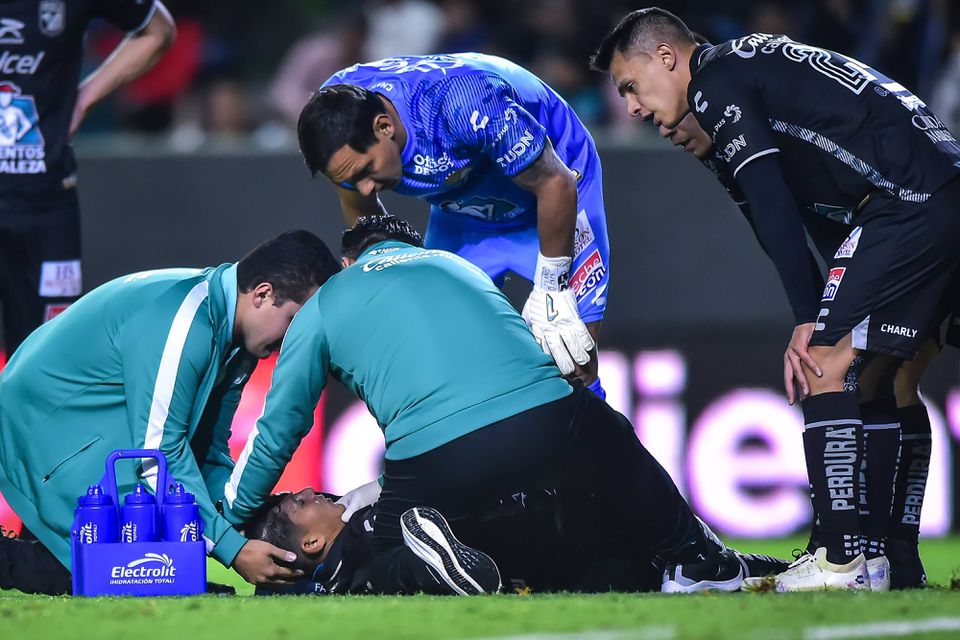 Jogador argentino assusta em campo após levar pontapé na cabeça