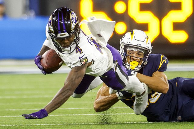 Jogador da NFL faz touchdown, recria penálti de futebol e celebra à Ronaldo