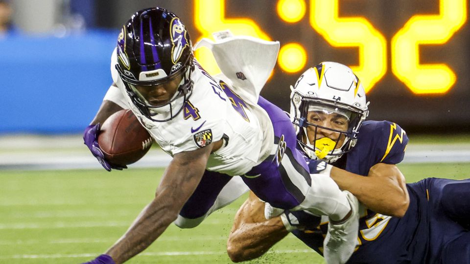 Jogador da NFL faz touchdown, recria penálti de futebol e celebra à Ronaldo