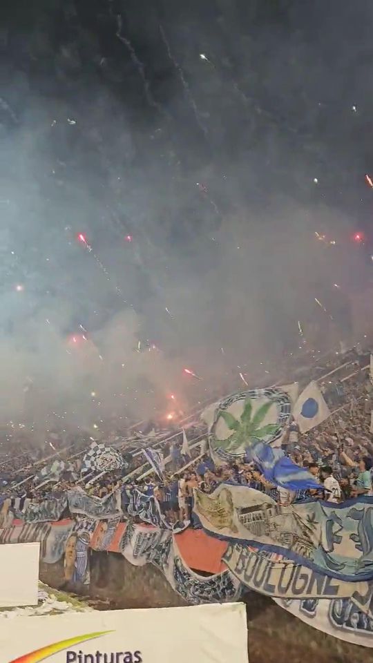 Impressionante apoio da hinchada do Godoy Cruz à equipa