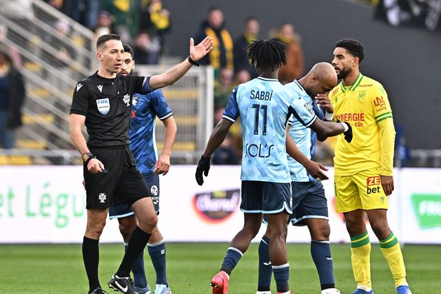 Ayew expulso em 2 minutos por árbitro português: «É muito difícil aguentar»