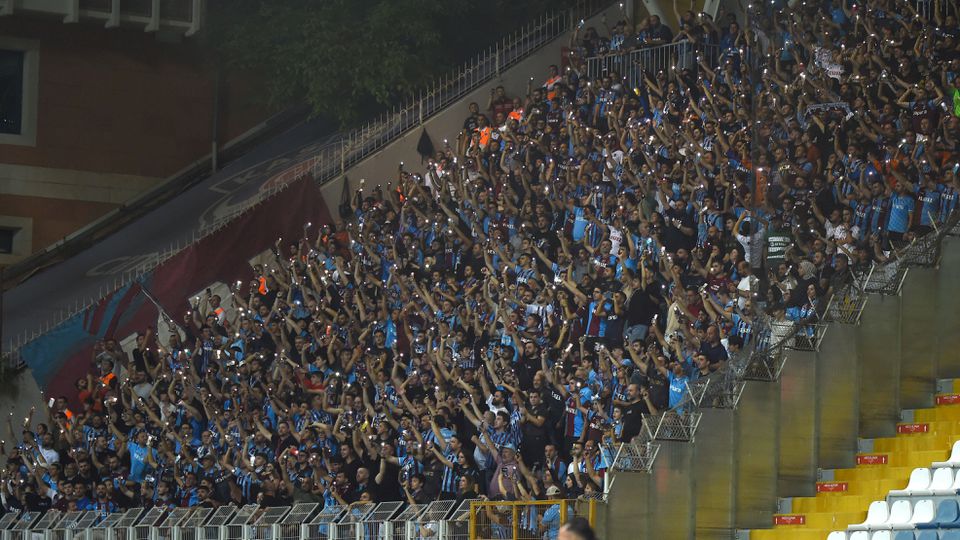 Adeptos bósnios atacam turcos com bastões após jogo da Youth League