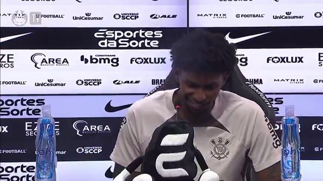 Ex-Chaves chora ao assinar pelo Corinthians e já pensa na Seleção