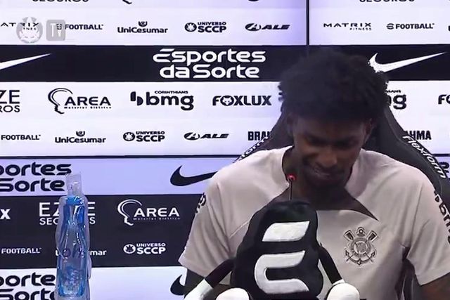 Ex-Chaves chora ao assinar pelo Corinthians e já pensa na Seleção