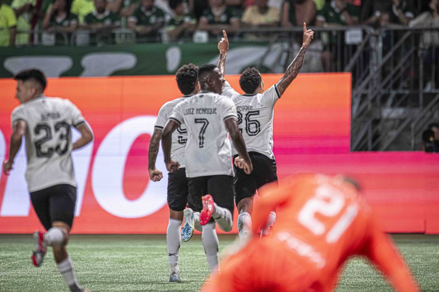 Gregore festeja o golo ao Palmeiras