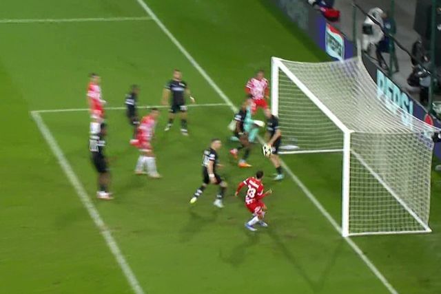 VÍDEO: lembra-se de Bryan Ruiz? No Sturm Graz-Girona houve parecido...