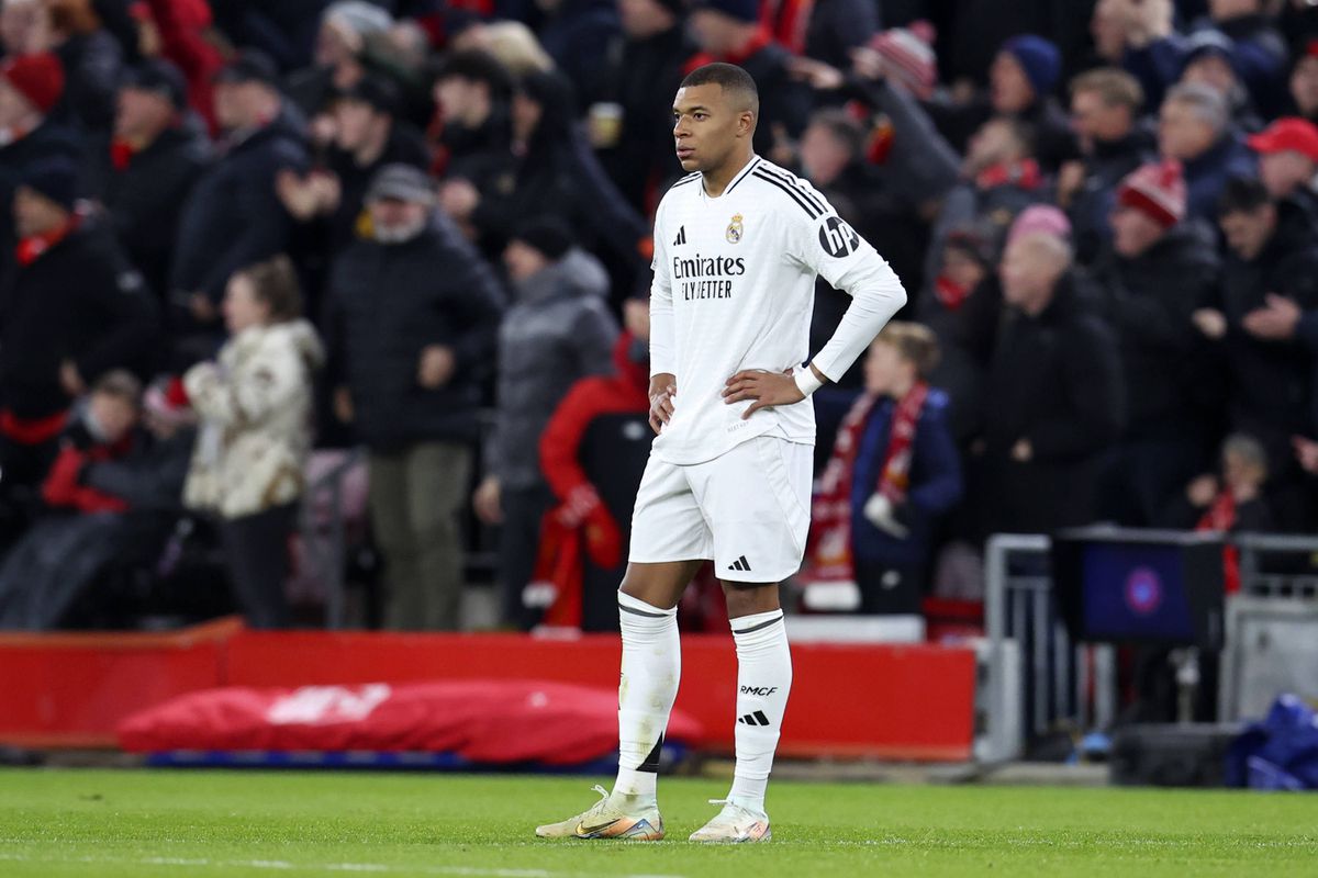 Vídeo: Mbappé desperdiça penálti frente ao Liverpool