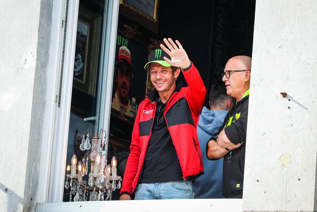 Valentino Rossi doa peça valiosa da coleção para ajudar Valência
