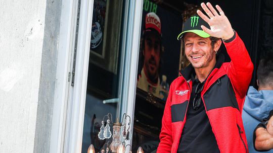 Valentino Rossi doa peça valiosa da coleção para ajudar Valência