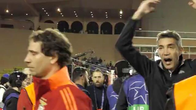 Adeptos do Benfica e jogadores em comunhão no final do jogo no Mónaco