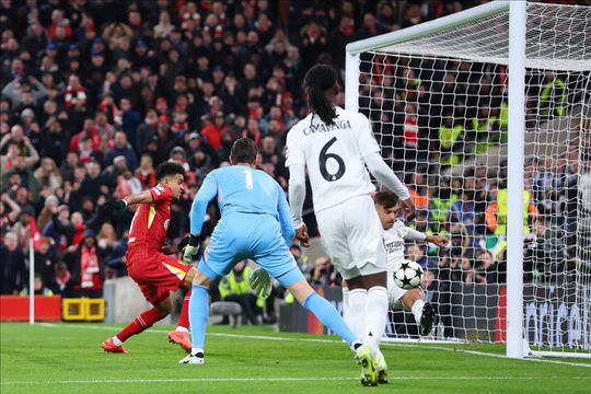 Liverpool domina e bate Real Madrid