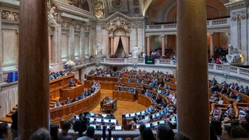 Assembleia da República chumba suspensão dos trabalhos proposta pelo PSD