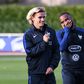 Lacazette desconfia da retirada de Griezmann: «Está a esconder alguma coisa»