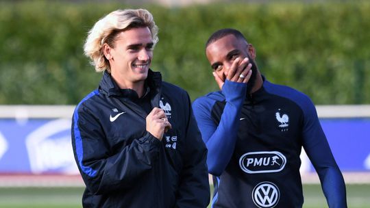 Lacazette desconfia da retirada de Griezmann: «Está a esconder alguma coisa»