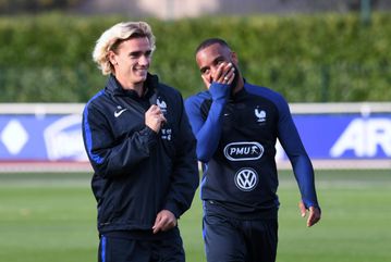 Lacazette desconfia da retirada de Griezmann: «Está a esconder alguma coisa»