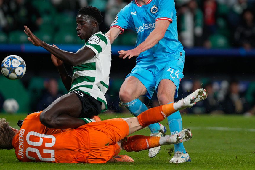 Eis o momento em que Salvador Blopa atinge Nordin Jackers - Foto: IMAGO