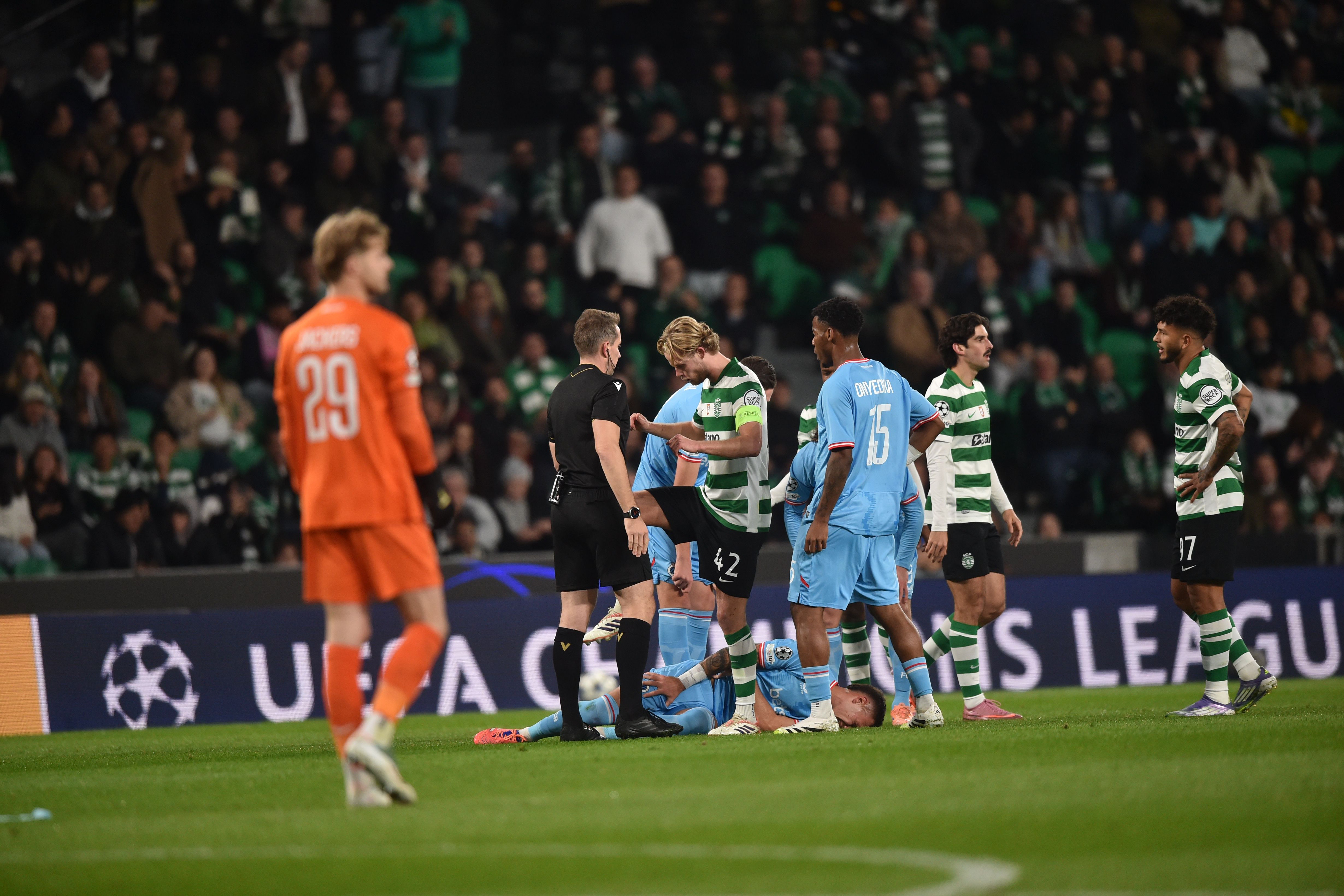 Morten Hjulmand explica a Tobias Stieler que não fez falta para vermelho - Foto: MIGUEL NUNES