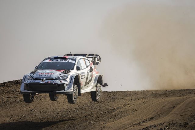Fourmaux lidera na Arábia e Ogier em vantagem no Mundial