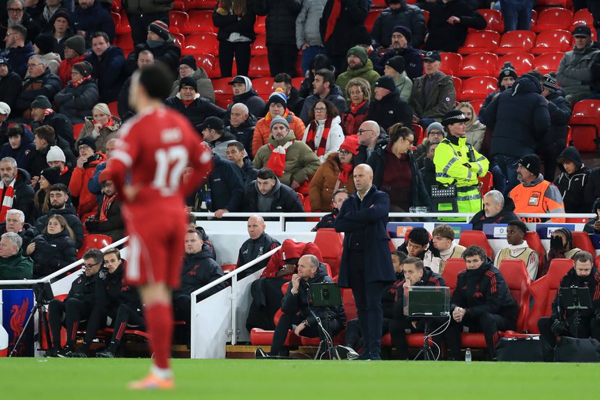Liverpool foi goleado em casa pelo PSV na Liga dos Campeões, depois de derrotas pesadas com Manchester City e Nottingham Forest - FOTO: IMAGO