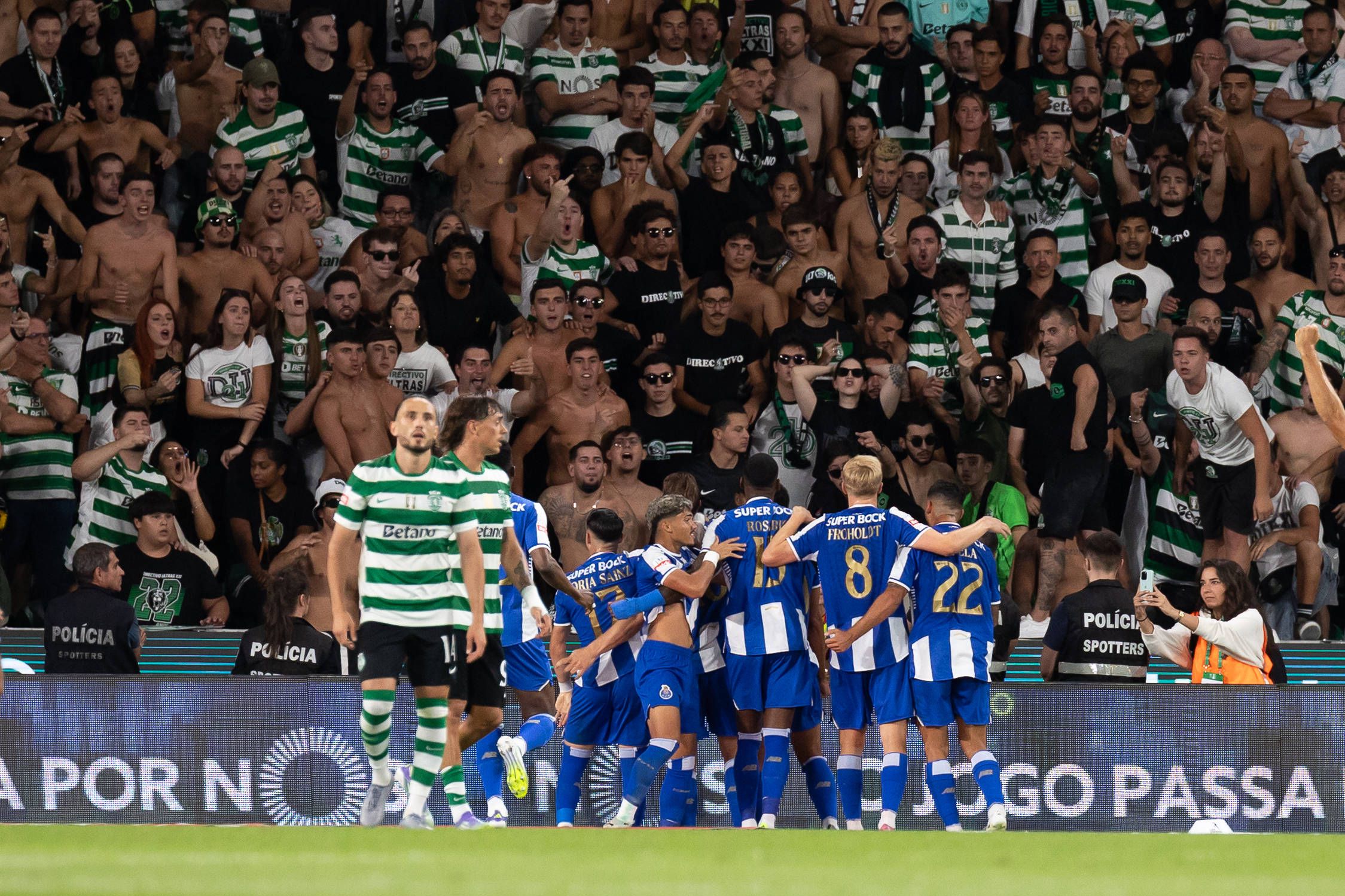 Jogadores do FC Porto festejam golo junto ao setor A17 de Alvalade - Foto: IMAGO