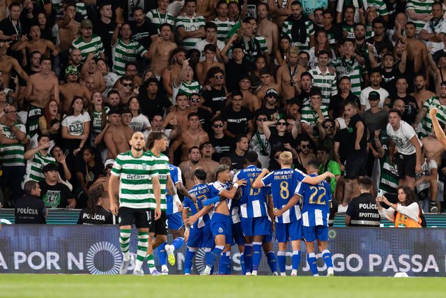 Jogadores do FC Porto festejam golo junto ao setor A17 de Alvalade - Foto: IMAGO