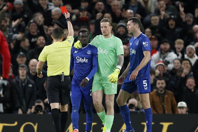 O árbitro Tony Harrington expulsa Idrissa Gana Gueye, médio do Everton, frente ao Manchester United