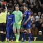 O árbitro Tony Harrington expulsa Idrissa Gana Gueye, médio do Everton, frente ao Manchester United