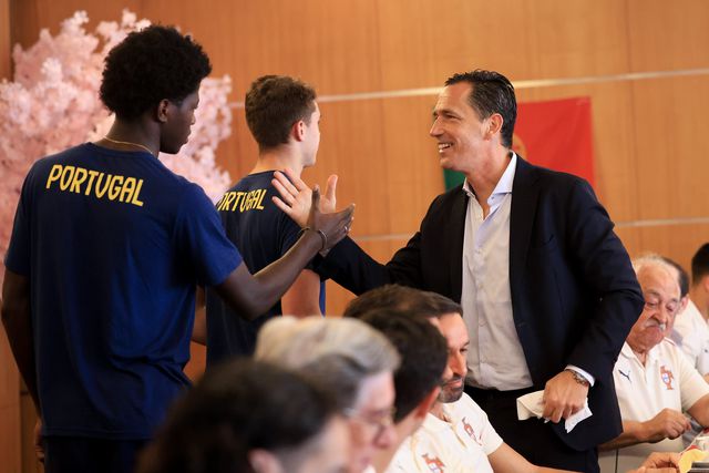 Pedro Proença com os jovens no Catar, na véspera da final do Mundial de sub-17. Foto:FPF