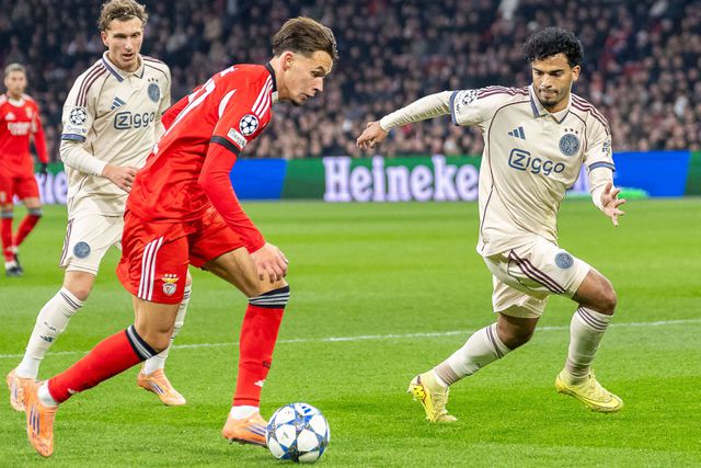 Dedic em ação no jogo com o Ajax em Amesterdão — Foto: IMAGO
