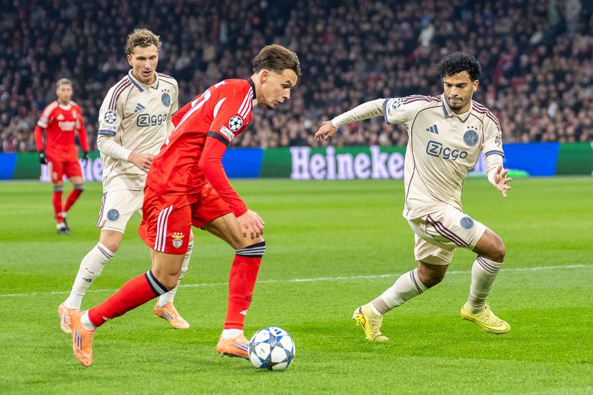 Dedic em ação no jogo com o Ajax em Amesterdão — Foto: IMAGO