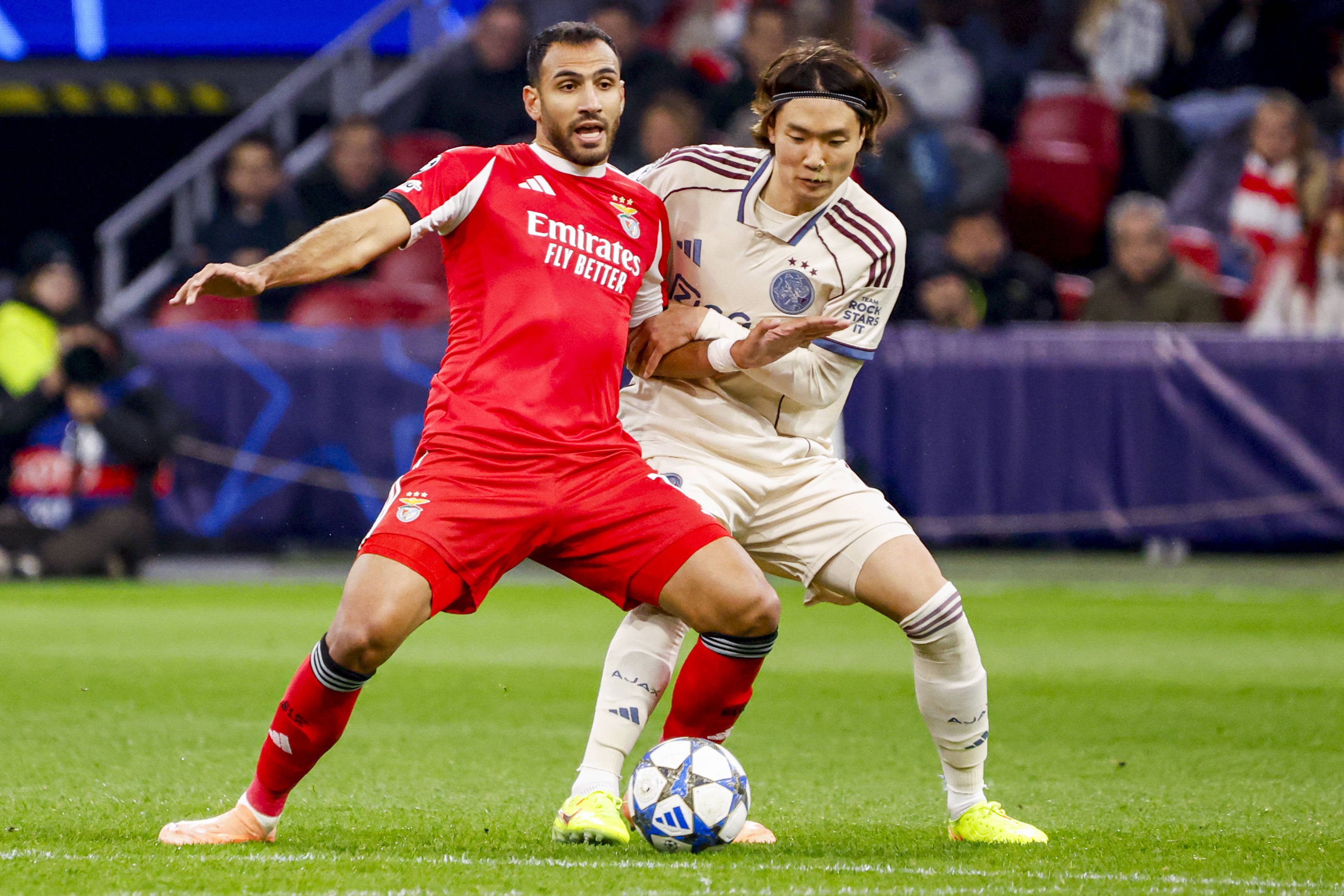 Benfica somou com o Ajax, em Amesterdão, 24.º jogo oficial da temporada