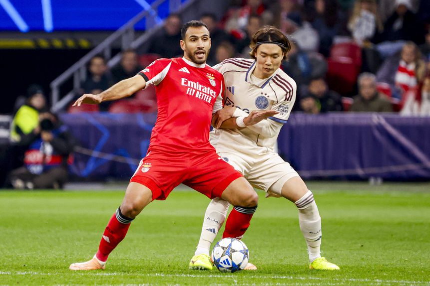 Benfica somou com o Ajax, em Amesterdão, 24.º jogo oficial da temporada