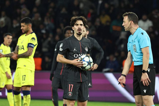 Vitinha incrédulo com hat trick: «Talvez o João Neves me tenha inspirado!»